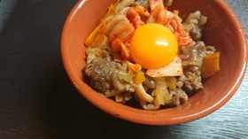 月見キムチ牛丼
