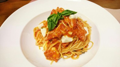 モッツァレラチーズとトマトのスパゲッティの写真