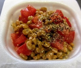 納豆トマト食べ方♪ごま油ブラックペッパー