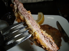 薄切り肉のカツレツ風チーズ風味。