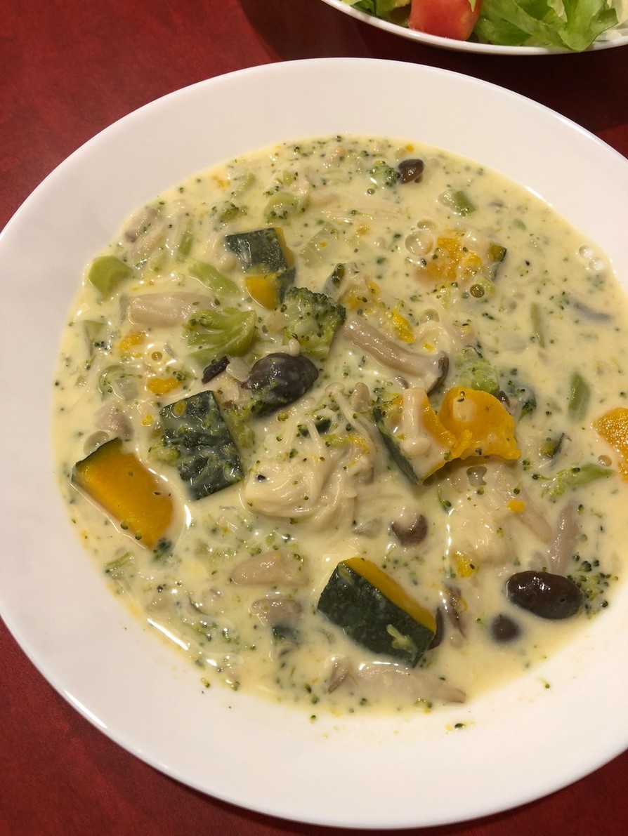 きのこと緑黄色野菜のスープの画像