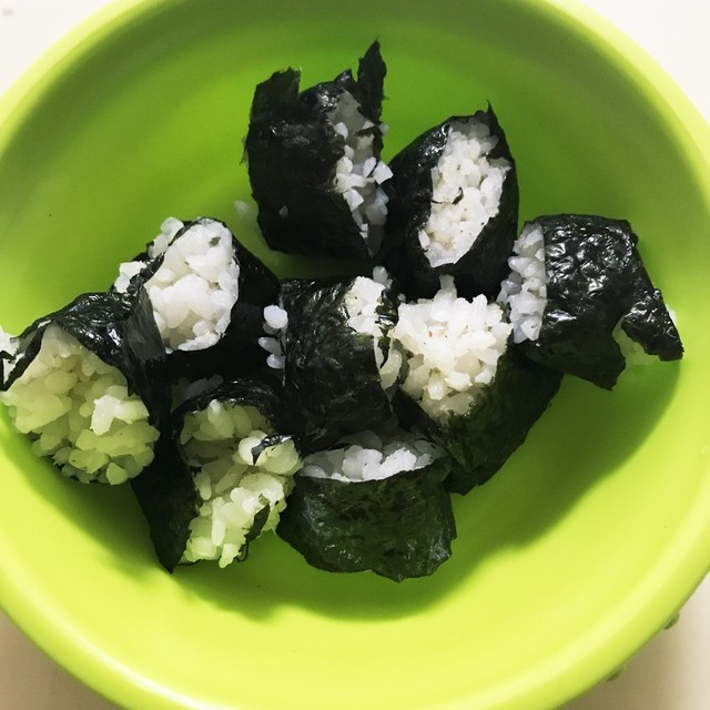 幼児用の簡単手づかみおにぎり 海苔節約 レシピ 作り方 By るどるふ55 クックパッド 簡単おいしいみんなのレシピが359万品