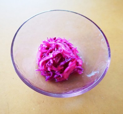 紫キャベツと梅ジュースの簡単サラダの写真