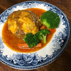 チーズイン煮込みハンバーグ