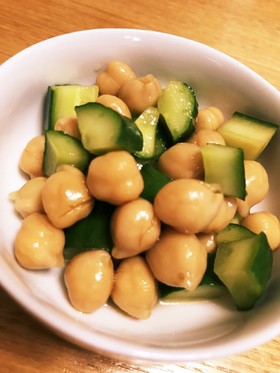 つまみ食いが止まらない☆ひよこ豆のサラダ