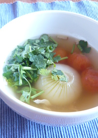 丸ごと新玉ねぎ＆トマトのスープ香菜仕立て