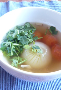 丸ごと新玉ねぎ＆トマトのスープ香菜仕立て