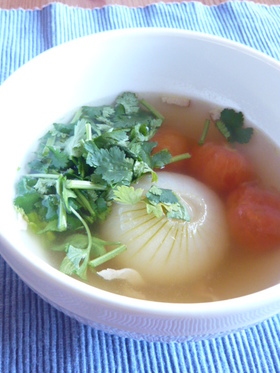 丸ごと新玉ねぎ&トマトのスープ香菜仕立て
