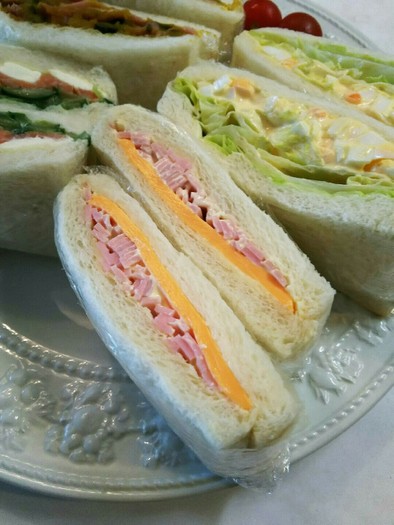 お弁当 ハムとチーズのサンドイッチの写真