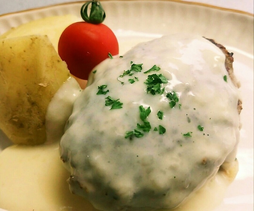 クリーミーでチーズのソーセージキャセロールのレシピ