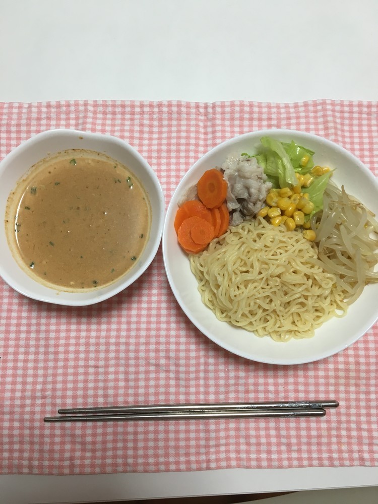 冷しゃぶサラダ風ミルク味噌冷やしつけ麺の画像