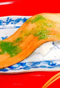 抹茶&柚子胡椒で食べる穴子寿司。山椒風味