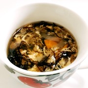 野菜と卵のもずくスープの写真