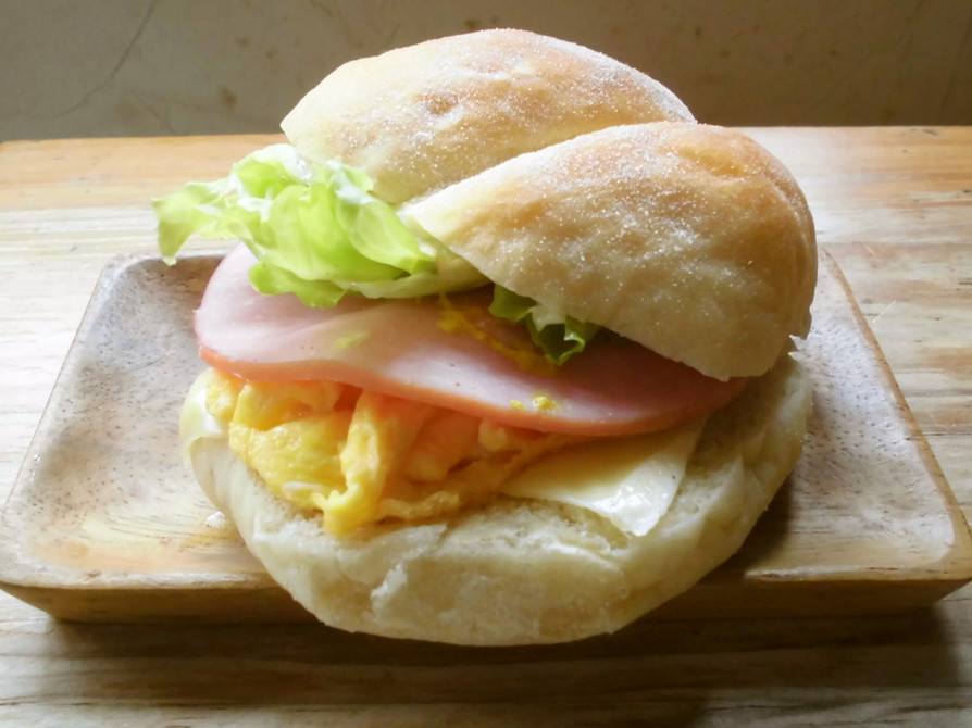 ハム・たまご・チーズの丸～いサンドイッチの画像
