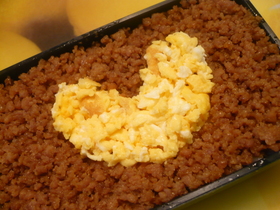 。・*ハートの愛情♡そぼろ弁当*・。