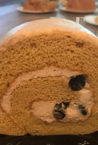 きな粉と黒豆のロールケーキ