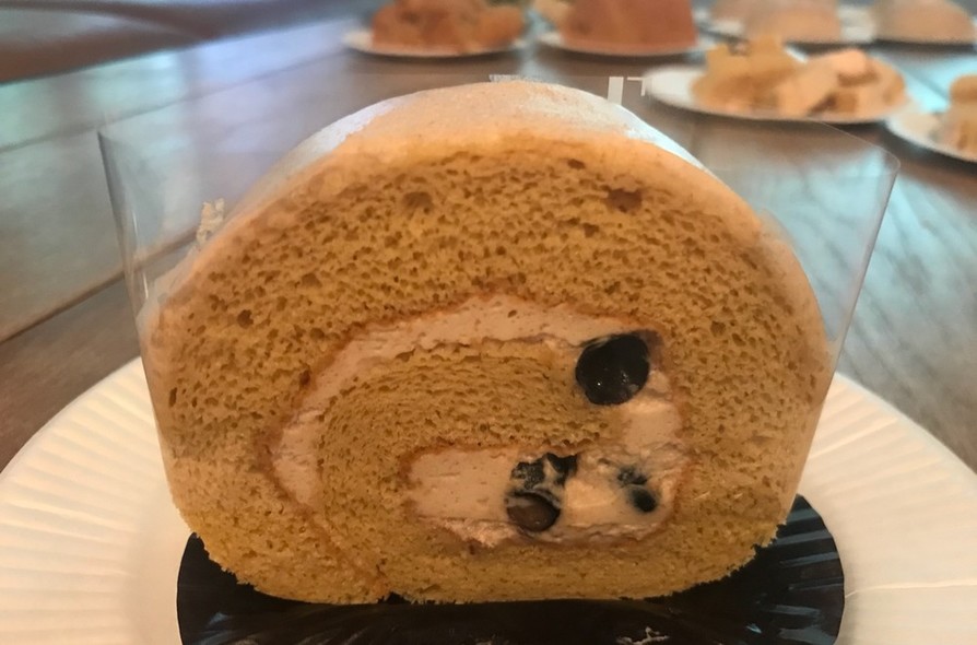 きな粉と黒豆のロールケーキの画像