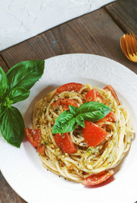 完熟トマトのパスタジェノベーゼ