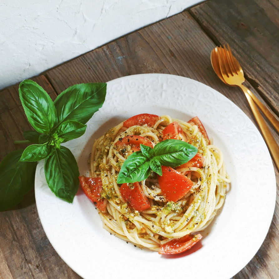 完熟トマトのパスタジェノベーゼの画像