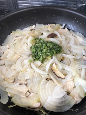 簡単♡蒸し鶏のネギ塩だれ