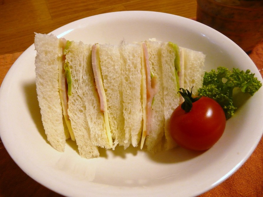 サラダ感覚♪ハムレタスサンドイッチの画像