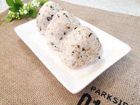パパっと簡単♪混ぜ込み鮭&ごま油おにぎり