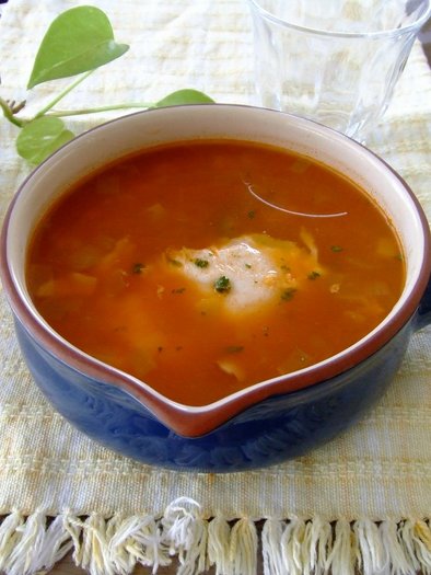コロコロ野菜とポーチドエッグ入りスープの写真