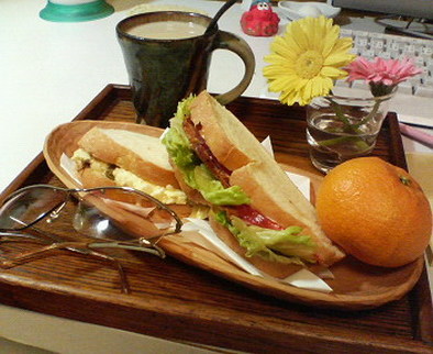 サンドイッチ2種-塩豚BLTと卵カレーの写真