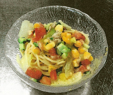 彩り野菜のサラダスパゲッティの写真