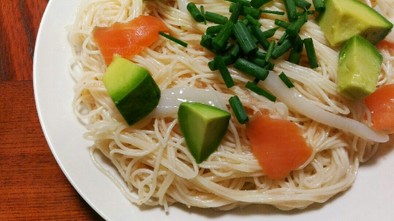 冷製イカサーモンと明太ペペロンチーノ素麺の写真