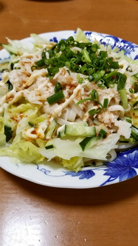 サラダチキンとドレッシングのサラダうどん