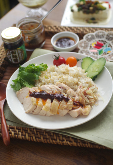よだれ鶏ソースで食べるカオマンガイの写真