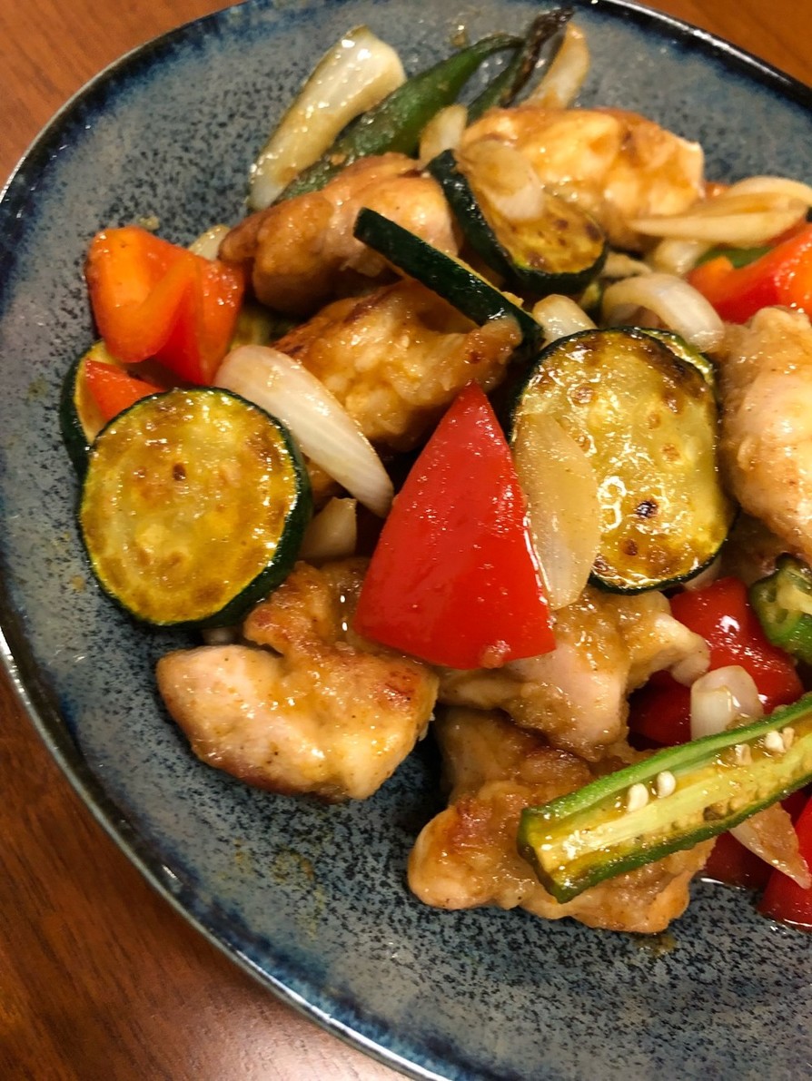 夏野菜と鶏モモのカレー炒めの画像