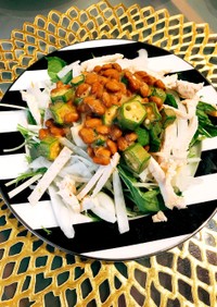 おくら納豆の玉ねぎチキン水菜サラダ