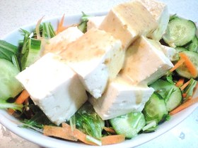 「金のごまだれ焙煎ナッツ」でとうふサラダ