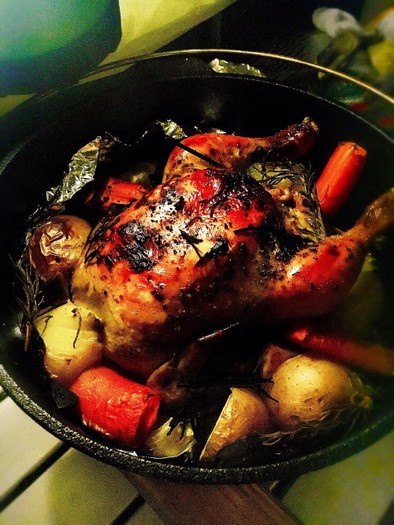 【キャンプ飯】ダッチオーブンで鶏の丸焼きの写真