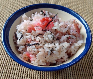 梅の香とひじきの炊き込みご飯の写真