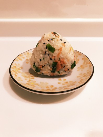 ❁鮭フレと青葱と胡椒のおむすび❁の写真