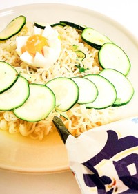 冷やしラーメンズッキーニナムル仕立て