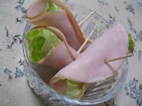 レタスをハムで巻いただけ~★