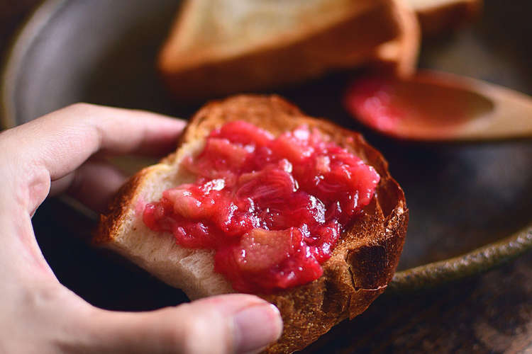 かんたん 基本の自家製ルバーブジャム レシピ 作り方 By 白いエプロンのクマ クックパッド 簡単おいしいみんなのレシピが357万品