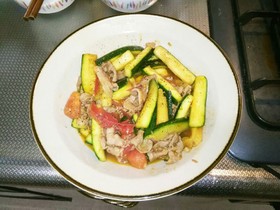 ズッキーニとトマトと豚肉のにんにく炒め