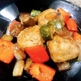 蓮根で歯応え抜群!肉団子の黒酢蒸し
