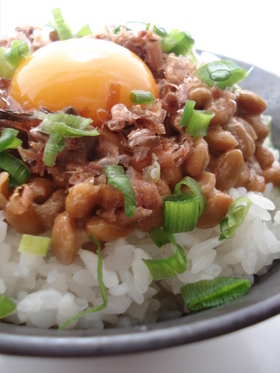 梅おかかの納豆たまごだれ