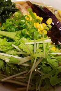 夏野菜サラダ醤油ラーメン