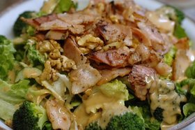 ベーコンとクルミで野菜サラダ