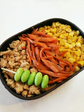 お弁当 とうもろこしと鶏そぼろの三色ご飯