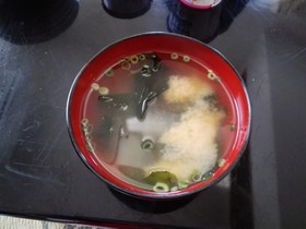 簡単過ぎる即席ワカメの味噌汁