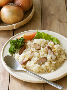 炊飯器で簡単♪玉葱とウインナーのピラフ