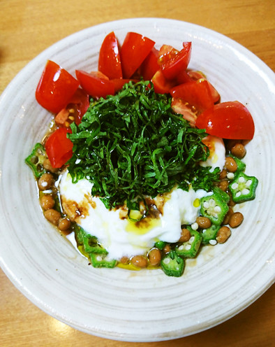 納豆とヨーグルトの健康ネバネバ腸活サラダの写真